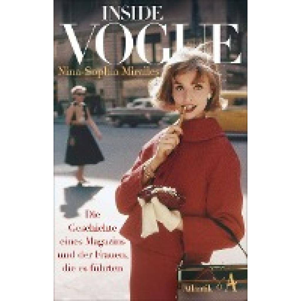 Die Geschichte der VOGUE und der Frauen, die mit ihr Geschichte schrieben Hinter der Hochglanzfassade des weltberühmten Magazins waren es von Anfang an die Redakteurinnen, die mit unkonventionellen Ideen und Unerschrockenheit das Magazin durch etliche Krisen geleitet haben und nebenbei neue Trends vorgaben. Sei es die offen lesbische Dorothy Todd, die das London der zwanziger Jahre unsicher machte, Woolman Chase, die 1914 kurzerhand die Modenschau erfunden hat, Diana Vreeland, die ihre Anweisungen gerne aus der Badewanne gab, oder Anna Wintour, die spätestens seit Der Teufel trägt Prada selbst unter Modemuffeln berüchtigt ist. Inside Vogue wirft nicht nur einen Blick hinter die Kulissen und fördert allerhand Pikantes zutage, sondern erzählt vor allem von den Frauen, die die Modebibel prägten und uns bis heute inspirieren. Das perfekte Geschenk für alle Fashionistas und eine erhellende Lektüre für all jene, die mit Staunen auf die Modewelt blicken. (Miralles, Nina-Sophia)