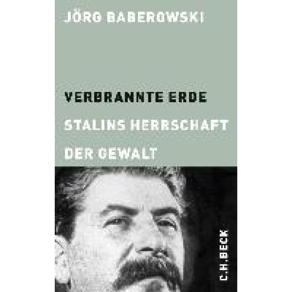 Die Bolschewiki wollten eine neue Gesellschaft erschaffen und träumten vom neuen Menschen. Doch reicht es aus, auf das bolschewistische Projekt der Modernisierung zu verweisen, um die stalinistischen Gewaltexzesse zu erklären? War Stalins Terrorherrschaft eine notwendige Folge der kommunistischen Ideologie? Das bolschewistische Projekt, so die These des Buches, bot eine Rechtfertigung für den Massenmord. Aber es schrieb ihn nicht vor. Es war Stalin, ein Psychopath und passionierter Gewalttäter, der den Traum vom neuen Menschen im Blut der Millionen erstickte. Er war Urheber und Regisseur des Terrors, der erst mit seinem Tod aufhörte. Er errichtete eine Ordnung des Misstrauens und der Furcht, in der jedermann jederzeit zum Opfer werden konnte. Wer in dieser Weise den inneren Kitt einer Gesellschaft zerstört, der hinterlässt auch in den Seelen der Menschen verbrannte Erde. «Lasst, die ihr eingeht, jede Hoffnung fahren», steht über Dantes Höllentor. Dieser Satz hätte auch an den Grenzpfählen der Sowjetunion stehen können. (Baberowski, Jörg)
