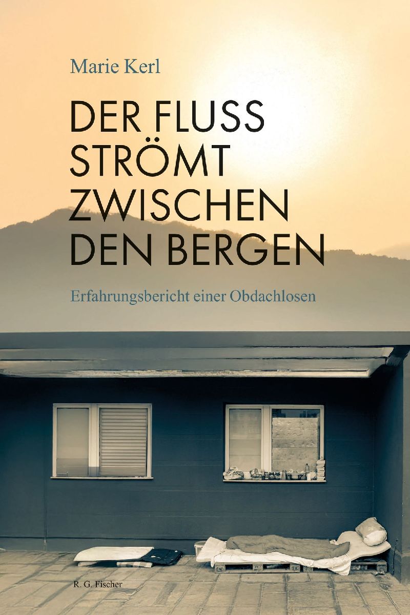 Der Fluss strömt zwischen den Bergen